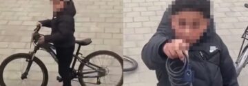 Video: Brutaal pest jongetje heeft wat extra opvoeding nodig